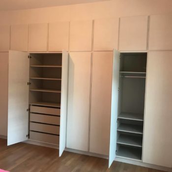 Exemple de dressing réalisé par Menuiserie Pierlot.