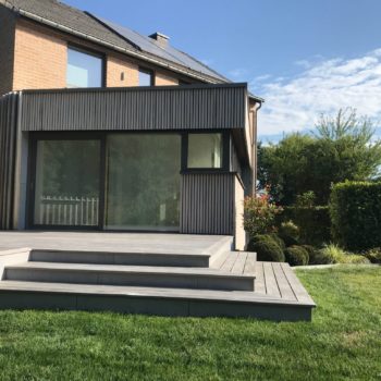 Exemple de terrasse réalisée par Menuiserie Pirlot.