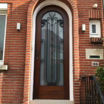 Exemple de porte d'extérieur réalisée par Menuiserie Pirlot.