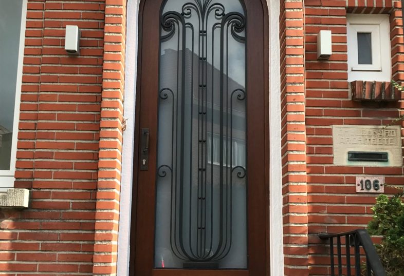 Exemple de porte d'extérieur réalisée par Menuiserie Pirlot.