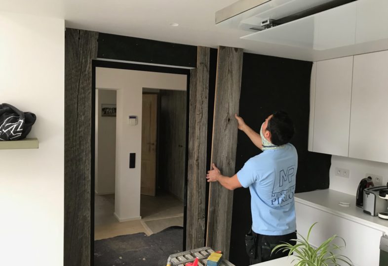 Exemple de porte sur mesure réalisée par Menuiserie Pirlot.